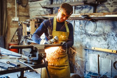 Testere demir çalışma kıvılcım