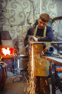 Testere demir çalışma kıvılcım