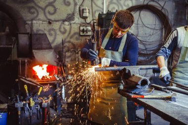 Testere demir çalışma kıvılcım