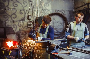 Testere demir çalışma kıvılcım