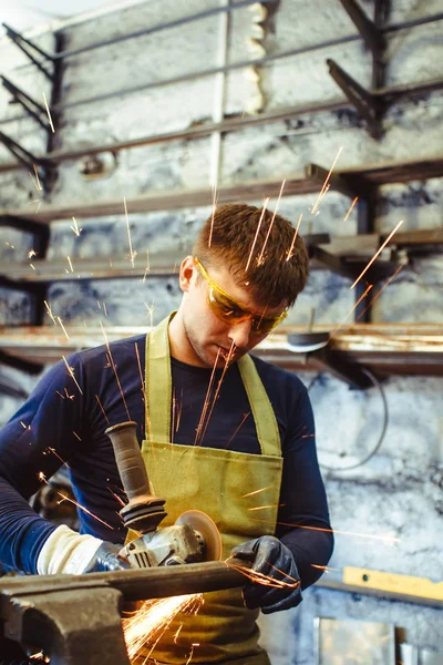 Testere demir çalışma kıvılcım