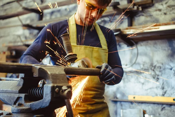 Testere demir çalışma kıvılcım