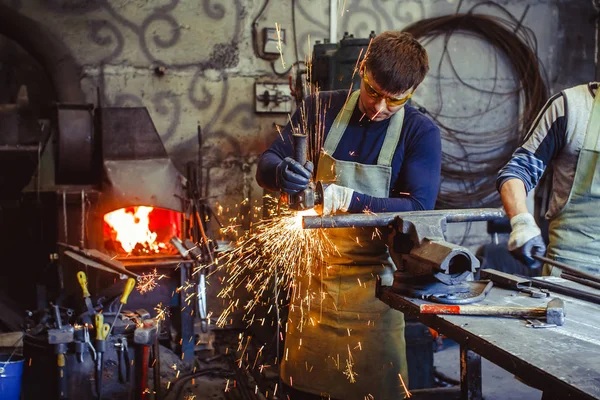 Testere demir çalışma kıvılcım