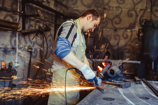 Testere demir çalışma kıvılcım