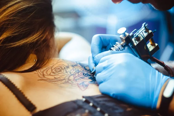 Maestro tatuaje mujer en su espalda — Foto de Stock