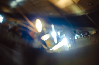 konser Sahne Alanı'nda arama ışıkları asmak