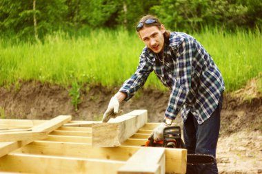 Elektrikli testereyi başlatmak