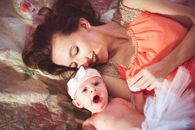 Anne ile kızı yatakta