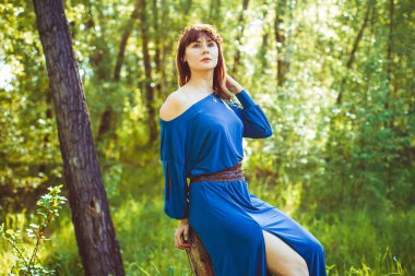 Bir ağaç içinde kadın