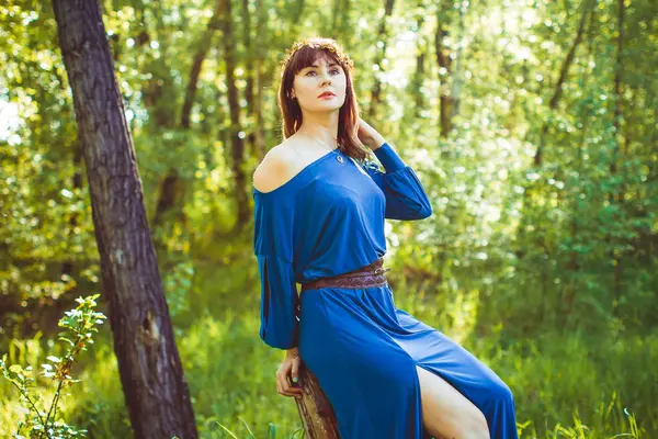 Bir ağaç içinde kadın