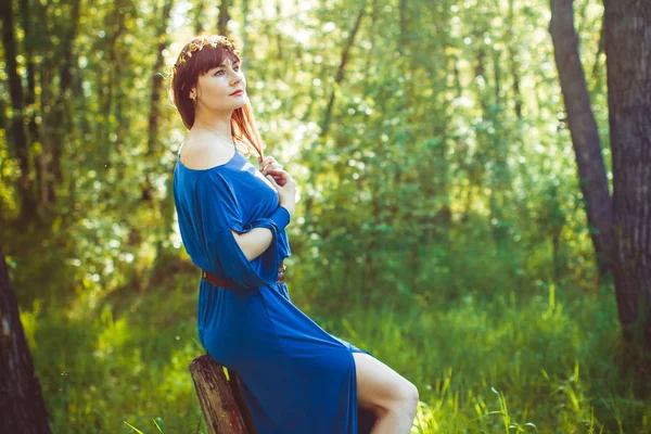 Bir ağaç içinde kadın