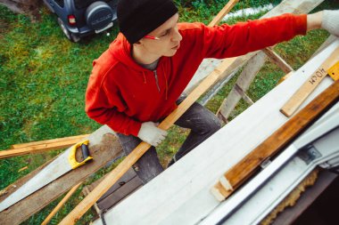 Binanın cephesinde bir işçi