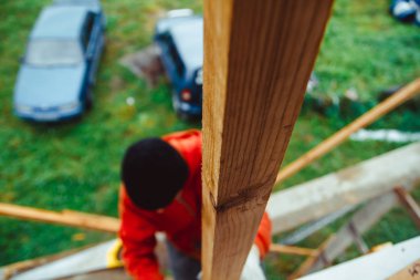 Binanın cephesinde bir işçi