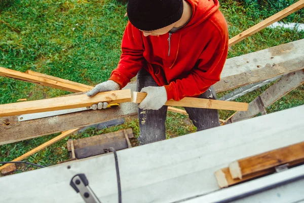 Binanın cephesinde bir işçi