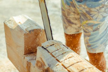 çalışan bir chainsaw Ağaç kesme tezgahlar