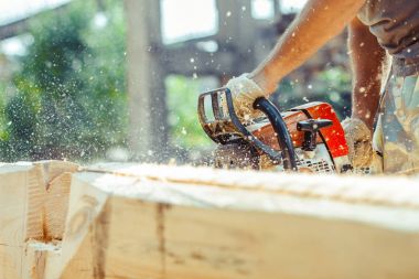 çalışan bir chainsaw Ağaç kesme tezgahlar