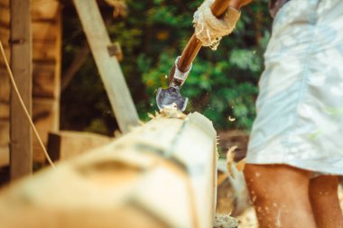 bir adam bir günlük keser