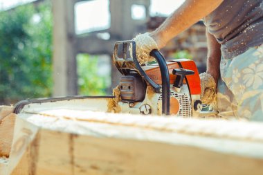 çalışan bir chainsaw Ağaç kesme tezgahlar