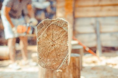 çalışan bir chainsaw Ağaç kesme tezgahlar