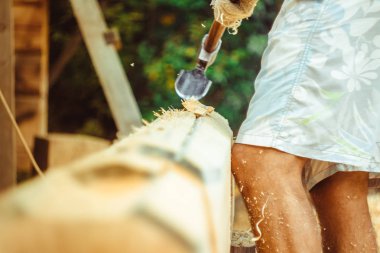 bir adam bir günlük keser