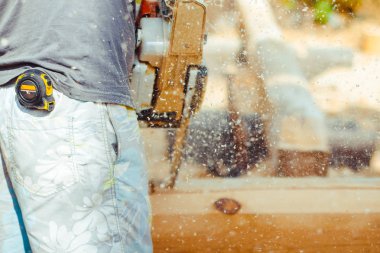 çalışan bir chainsaw Ağaç kesme tezgahlar