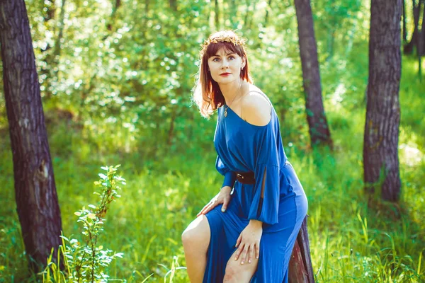 Bir ağaç içinde kadın