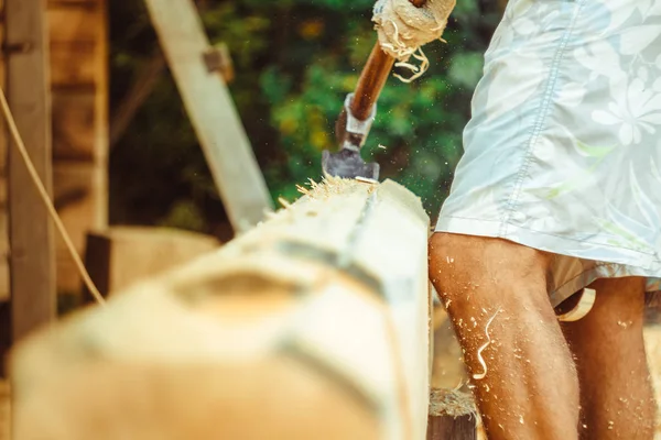 bir adam bir günlük keser