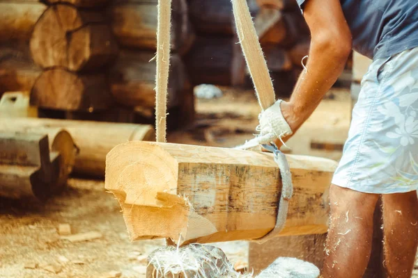 Travailleurs construisent une maison de rondins — Photo