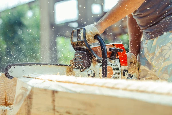 Worker sawing a chainsaw tree — Stock Photo, Image