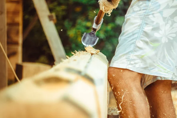 bir adam bir günlük keser