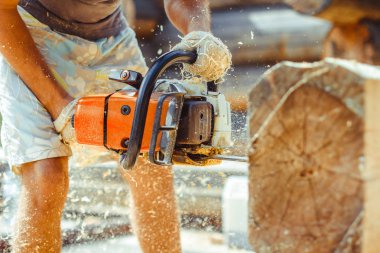 çalışan bir chainsaw Ağaç kesme tezgahlar