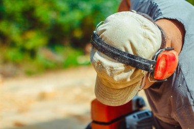 bir adam bir günlük bir testere ile kesme