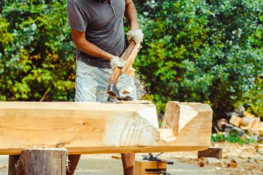 bir adam bir günlük keser