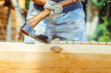 bir adam bir günlük keser