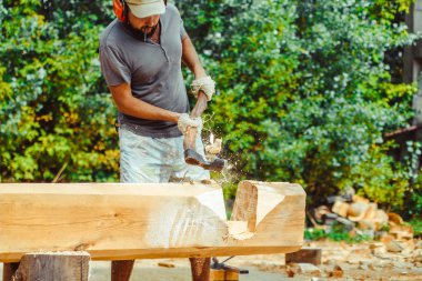 bir adam bir günlük keser