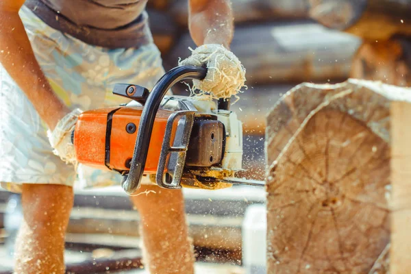 çalışan bir chainsaw Ağaç kesme tezgahlar