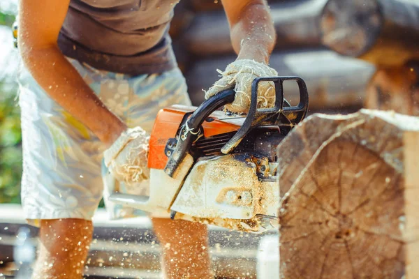 çalışan bir chainsaw Ağaç kesme tezgahlar