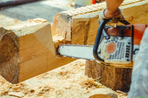 チェーンソー木を製材労働者 — ストック写真