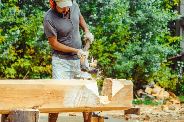 bir adam bir günlük keser