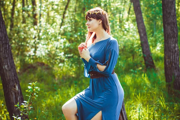 Mujer en un vestido de árbol —  Fotos de Stock