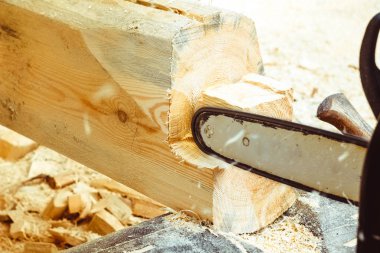 çalışan bir chainsaw Ağaç kesme tezgahlar