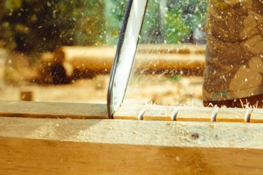 çalışan bir chainsaw Ağaç kesme tezgahlar