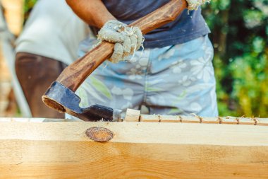 bir adam bir günlük keser