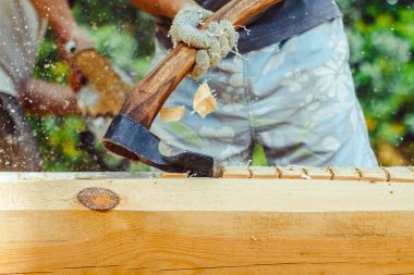 bir adam bir günlük keser