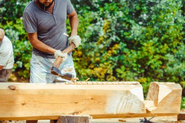 bir adam bir günlük keser