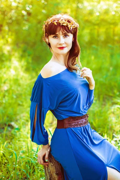 Bir ağaç içinde kadın