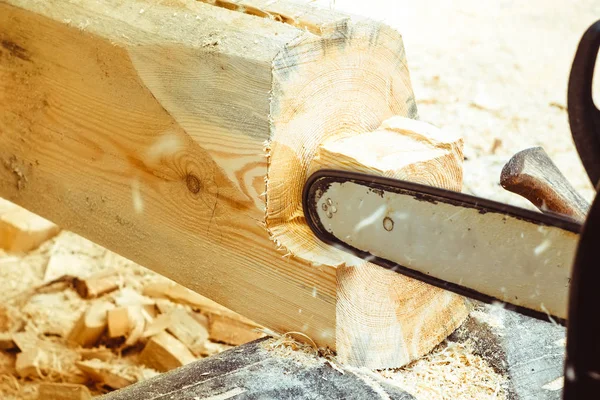 çalışan bir chainsaw Ağaç kesme tezgahlar