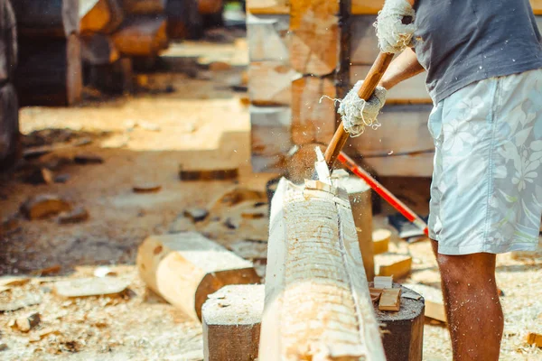 Un hombre corta un tronco — Foto de Stock