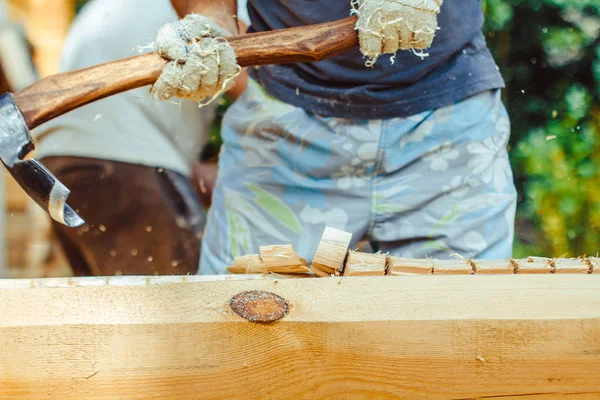 bir adam bir günlük keser