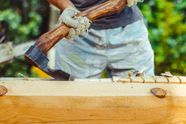 bir adam bir günlük keser